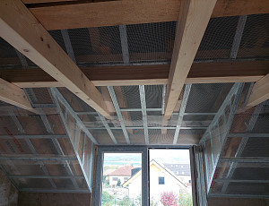 Zateplení stropu rodinného domu pomocí foukané izolace